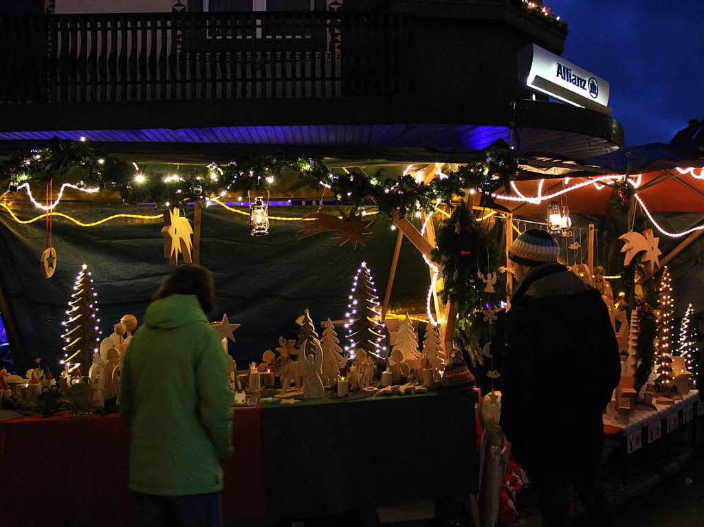 Auf dem Nikolausmarkt vor dem Maienlnder Tor reihten sich 32 Stnde von Vereinen, gewerbliche und private Anbieter, die berwiegend selbst gemachte Geschenkartikel und kulinarische Kstlichkeiten anboten.