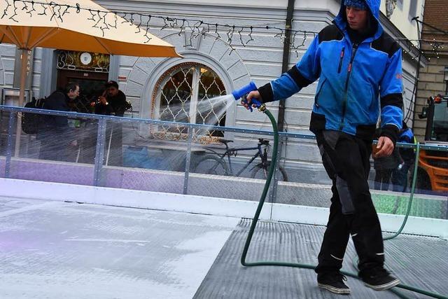 Fotos: Die Emmendinger Eisbahn wird aufgebaut