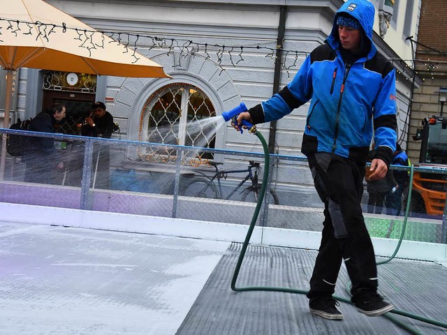 Als wrde er Blumen gieen: Leo Zobel besprht die Flche mit Wasser.  | Foto: Jonas Hirt