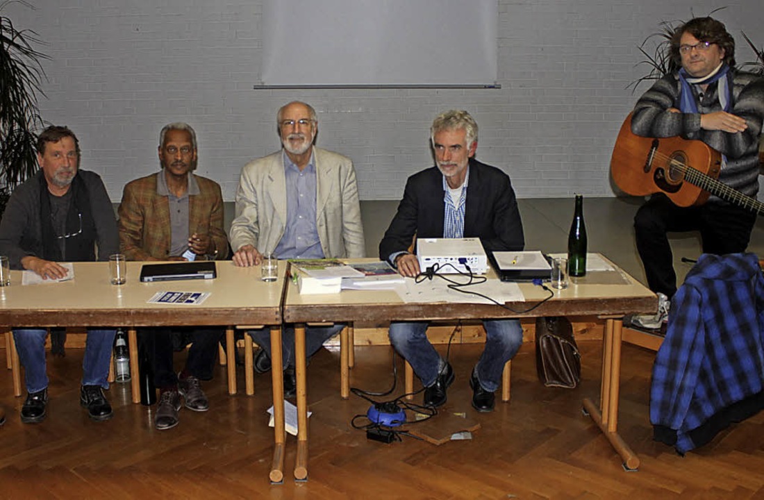 Das Podium:  Uli Rodewald, Kiflemariam..., ganz rechts Musiker Wolfgang Gerbig   | Foto: stahlhacke