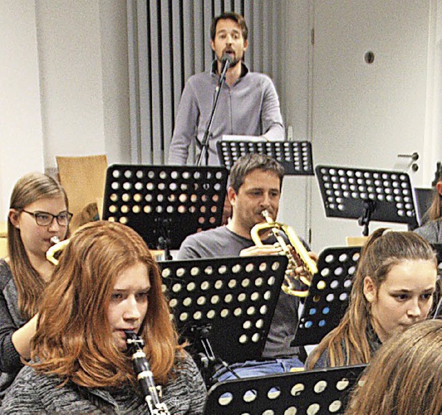 Gemeinsam mit Bariton Gints Sterinovic...Adventskonzert in der Schulsporthalle.  | Foto: Jrn Kerckhoff