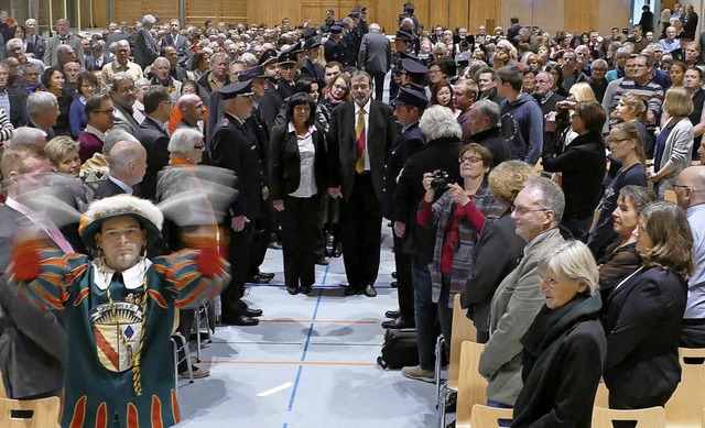 Brger und geladene  Gste erhoben sic..., durch die Kaiserstuhlhalle schritt.   | Foto: Gerold Zink