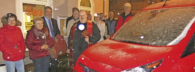 Eingeweiht wurde bei Schneetreiben das...holischen Pfarrer Eckart Kopp (Mitte).  | Foto: Erhard Morath