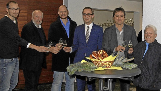 Auf die  gelungene Sanierung der Mehrz...Thomas Thiele (Zweiter von rechts) an.  | Foto: Trogus