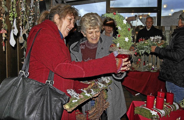 Eine groe Auswahl an Weihnachtsdekora...andfrauen fr ihren Basar  gebastelt.   | Foto: Herbert trogus