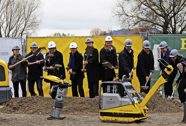 Wirtschaftsfrderin Nicole Rie-Hasenk...rs Wacker Neuson im Ortsteil Biengen.   | Foto: Stadt Bad Krozingen