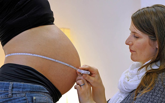 Eine Hebamme untersucht eine Schwanger..., Berufsnachwuchs ist nicht in Sicht.   | Foto: DPA