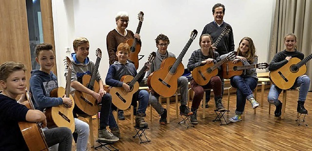 Voller Klang mit Bassgitarre: Das Gita... freut sich ber das neue Instrument.   | Foto: Stadt Waldkirch
