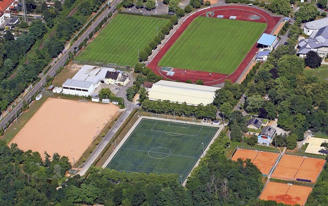 Auf dem Hartplatz (links) soll im Spor...asen fr das Fuballtraining genutzt.   | Foto: Meyer