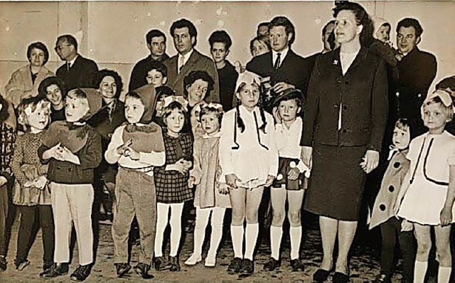 Elfriede Bruttel inmitten der Kinder b...n &#8211; ein Foto aus dem Jahr 1964.   | Foto: Privat