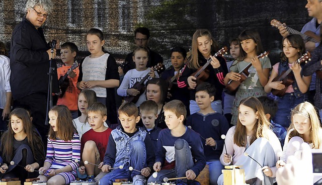 Vorne das Klassenorchester der Hebelsc...die Ukulelen-Klasse der Neumattschule   | Foto: privat