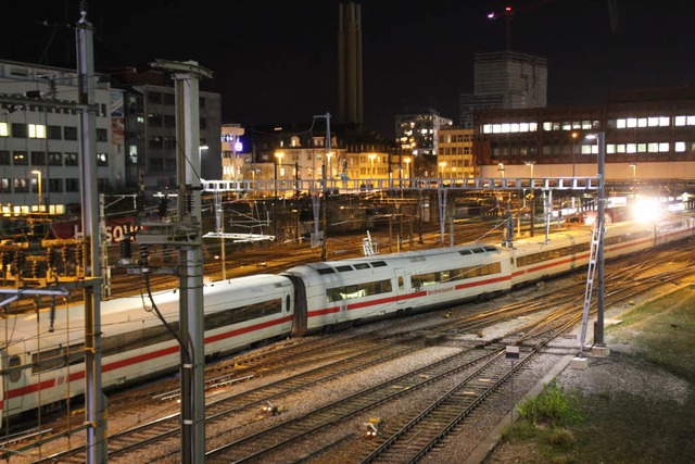 Der  Bistrowagen des ICE steht entglei...rschiedenen Gleisen im Basler Bahnhof.  | Foto: Rolf Reimann