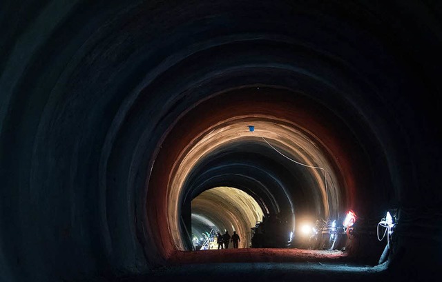 Bauarbeiter gehen durch den Tunnel Bad...lich teurer werden als bisher geplant.  | Foto: dpa