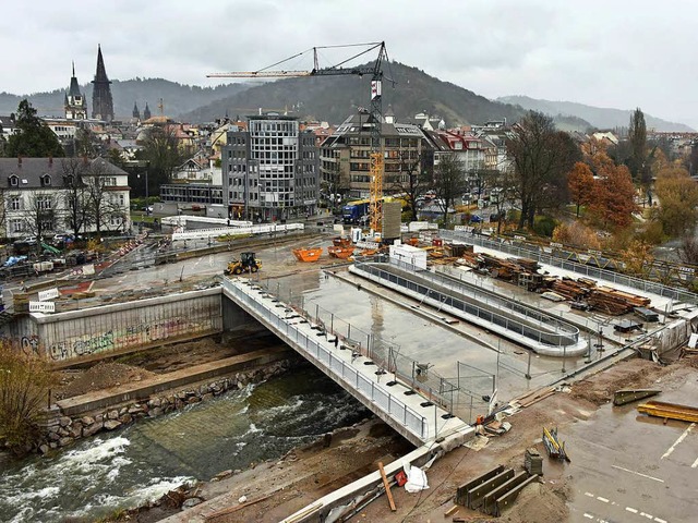 Der Bau der Kronenbrcke schreitet sic...lz fr den Bau der Radwegrampe parat.   | Foto: Michael Bamberger