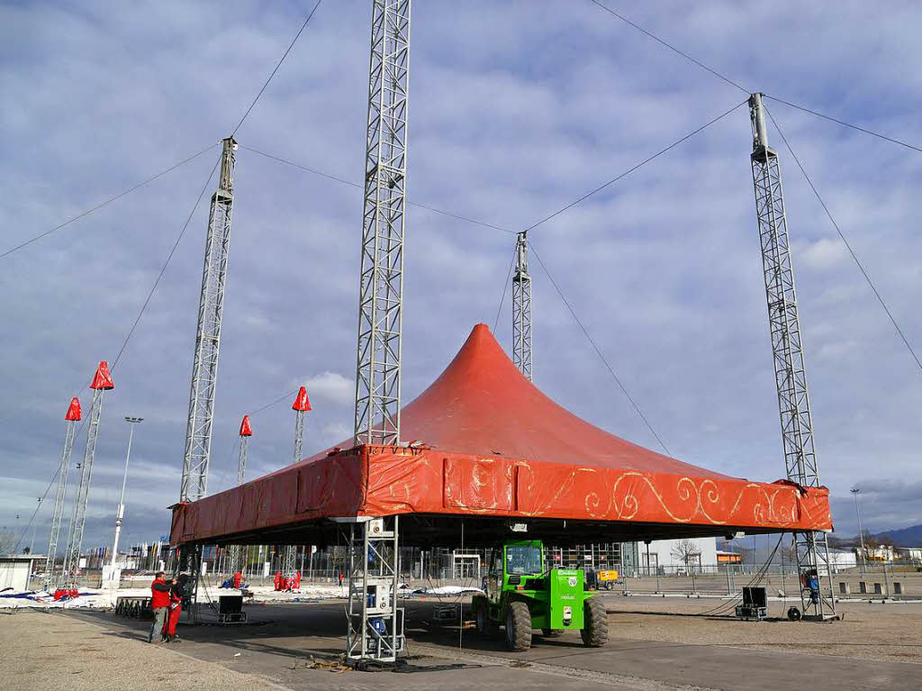 Die Kuppel des Zirkuszelts  ist schon gespannt, befindet sich aber nur wenige Meter ber dem Boden. Die Masten des groen Zeltes sind 21 Meter hoch.