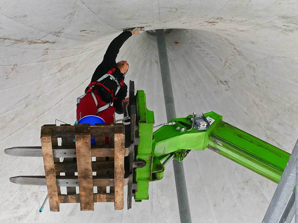 Ein Arbeiter subert die Kuppel des Hauptzelts, bevor sie in ihre endgltige Hhe von 25 Metern gefahren wird.