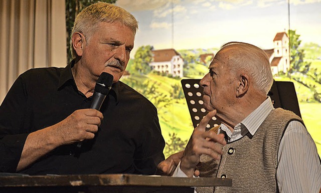 Jrgen Schneider im Gesprch mit &#822...zeugen, dem 90-jhrigen Georg Mellert.  | Foto: Benedikt Sommer