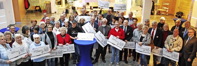 Die Vertreter von 45 sozialen Vereinen...tsspende der Volksbank Breisgau Nord.   | Foto: Sylvia-Karina Jahn