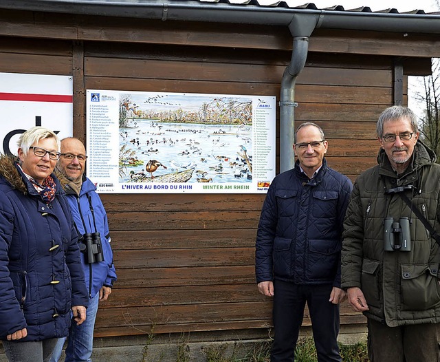 Neue Infotafel am Rhein bei Weisweil: ...umann, Manfred Ehrler und Anita Tiede.  | Foto: Roland Vitt