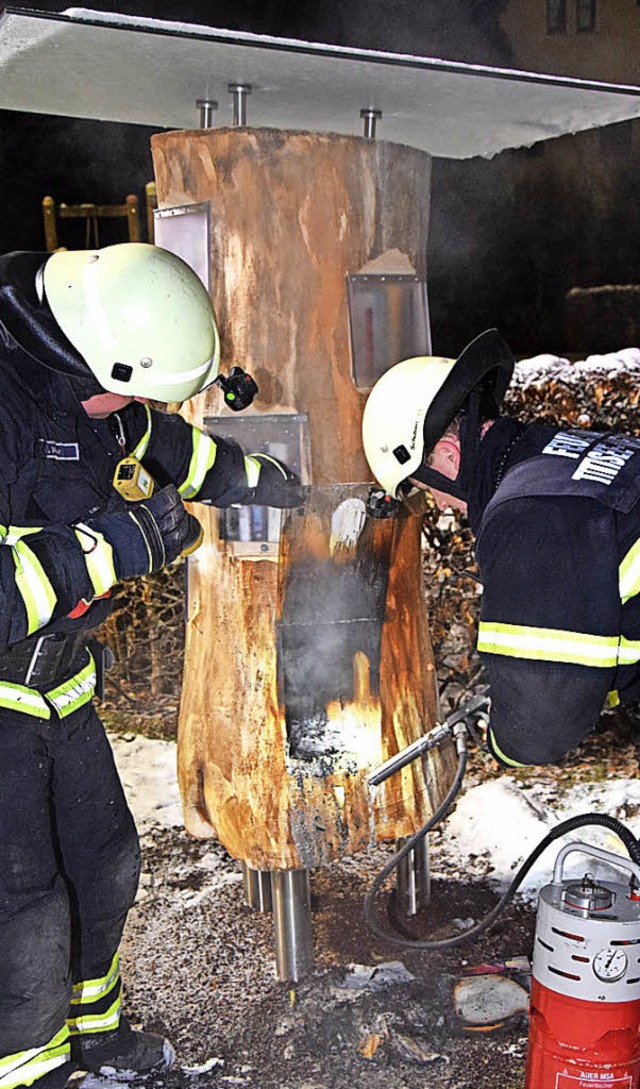 Die Feuerwehr lscht das Feuer im  Bcherbaum.   | Foto: Kamera 24