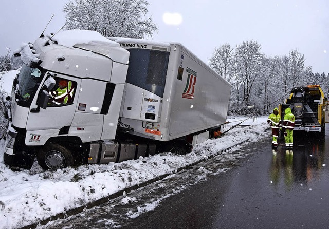Der Lastwagen wird bei Breitnau mit Seilwinden aus dem Graben gezogen.   | Foto: Kamera 24