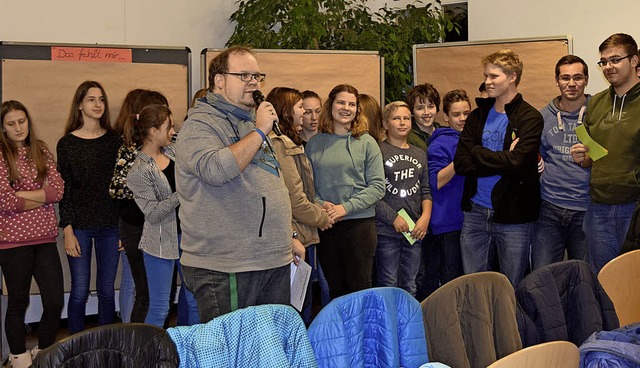 Schulsozialarbeiter Wolfgang Htterman...n aktiv am ersten Jugendhearing teil.   | Foto: Ramona Rcker