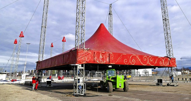 Hier ist die Kuppel des Zirkuszelts sc...n. Links: das fertig aufgebaute Zelt.   | Foto: Zellmann (2)/Circolo (2)