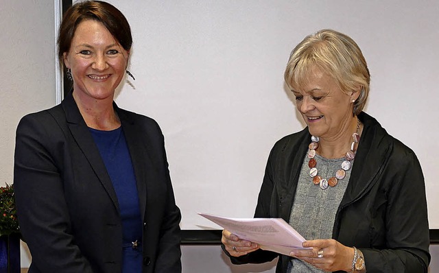 Konrektorin Stefanie Meder wird von Sc...ika Blum-Thol in ihre Amt eingefhrt.   | Foto: Martin Wunderle