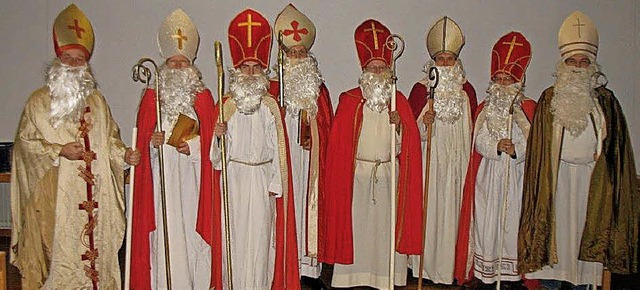 Als Bischof verkleidet besuchen die Gemeindemitglieder die Kinder.   | Foto: Privat