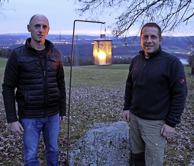 Kurt Ebner (links) und Harald Wrtenbe...60 Laternen stimmungsvoll beleuchtet.   | Foto: Klatt-D&#8217;Souza