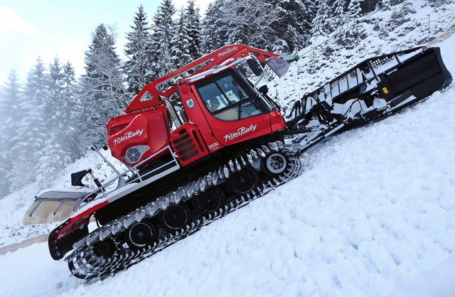 Der zwlf Tonnen schwere Koloss verdichtet den Schnee auf dem Aufsprunghgel.   | Foto: Peter Stellmach