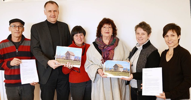 Bei der Unterschriftenbergabe im Rath...ielich, Agnes Barth und Margot Scherer  | Foto: Vogt