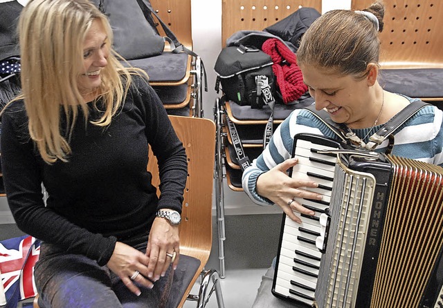 Jaqueline Sup (links) gibt BZ-Mitarbe... Verein nach 77 Jahren wohl auflsen.   | Foto: Leony Stabla