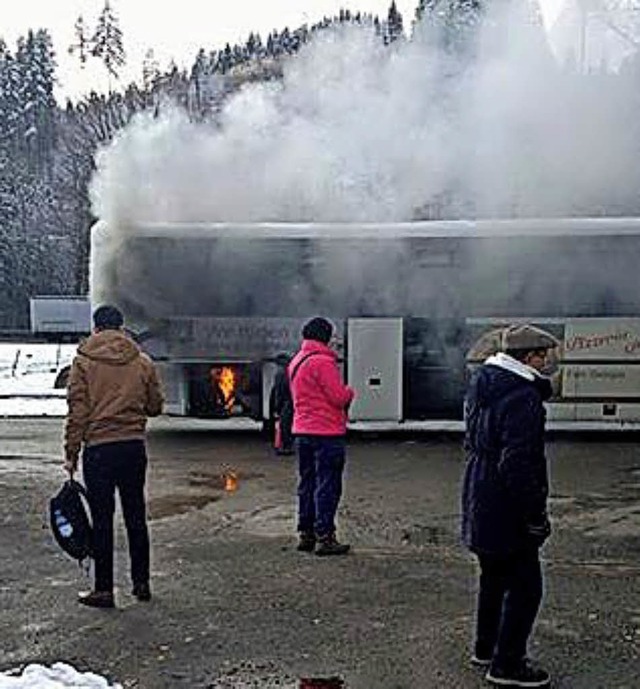 Schreck bei den Fahrgsten: Ein Shuttlebus geriet in Flammen.  | Foto: Dominik Weis