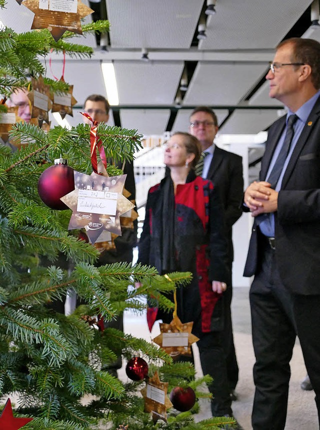 Auch im Foyer des Rathauses steht ein Wunschbaum.   | Foto: Verena Pichler