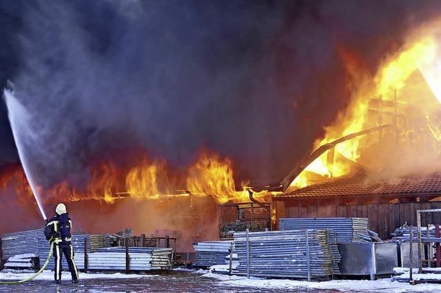 Feuerwehr kmpft gegen Grobrand