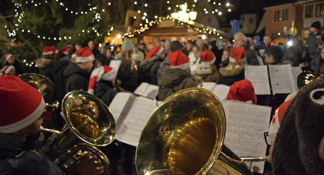 Die Blserklasse der Gemeinschaftsschu...htsliedern fr die richtige Stimmung.   | Foto: Lauber