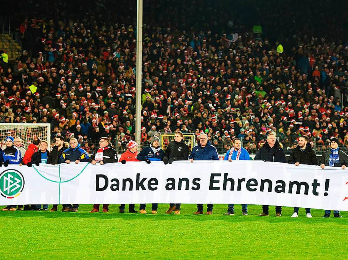 Vor der Partie bedankte sich der DFB und die DFL mit einem Banner bei den ehrenamtlichen Helfern.