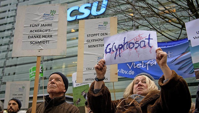 Aktivisten verschiedener Umweltverbnd...Verlngerung der Glyphosat-Zulassung.   | Foto:  MAtthias Balk/dpa