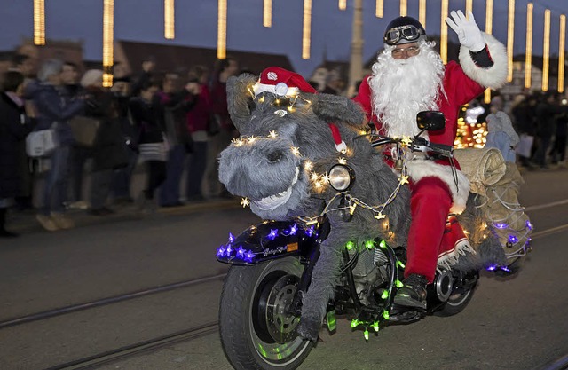 Ho-Ho-hooo: Weihnachtsmann auf einer Elch-Harley.   | Foto:  Patrick Straub