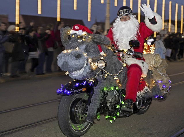 Weihnachtsmann auf einer Elch-Harley.   | Foto:  Patrick Straub