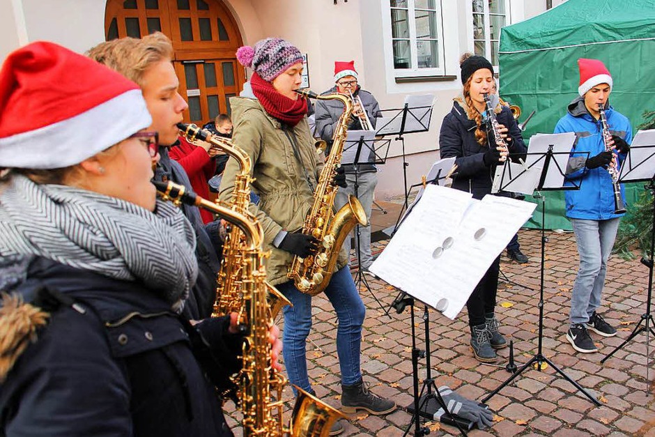 Weihnachtsmarkt in Kenzingen: Eine Abordnung der Jungmusiker der Stadtkapelle Kenzingen umrahmte unter Leitung von Vizedirigent Andreas Vetter die Eröffnung. (Foto: Martin Wendel) Weihnachtsmarkt in Kenzingen: Eine Abordnung der Jungmusiker der Stadtkapelle Kenzingen umrahmte unter Leitung von Vizedirigent Andreas Vetter die Eröffnung. (Foto: Martin Wendel)
