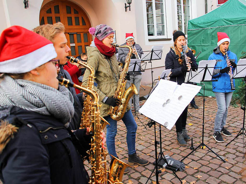 Weihnachtsmarkt in Kenzingen: Eine Abordnung der Jungmusiker der Stadtkapelle Kenzingen umrahmte unter Leitung von Vizedirigent Andreas Vetter die Erffnung.