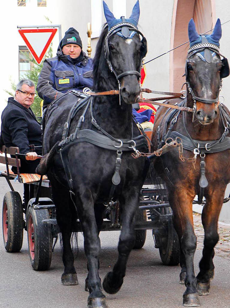 Weihnachtsmarkt in Kenzingen: Mit der Kutsche kommen Brgermeister Matthias Guderjan sowie Nikolaus und Knecht Ruprecht traditionell zur Erffnung am Samstagnachmittag.