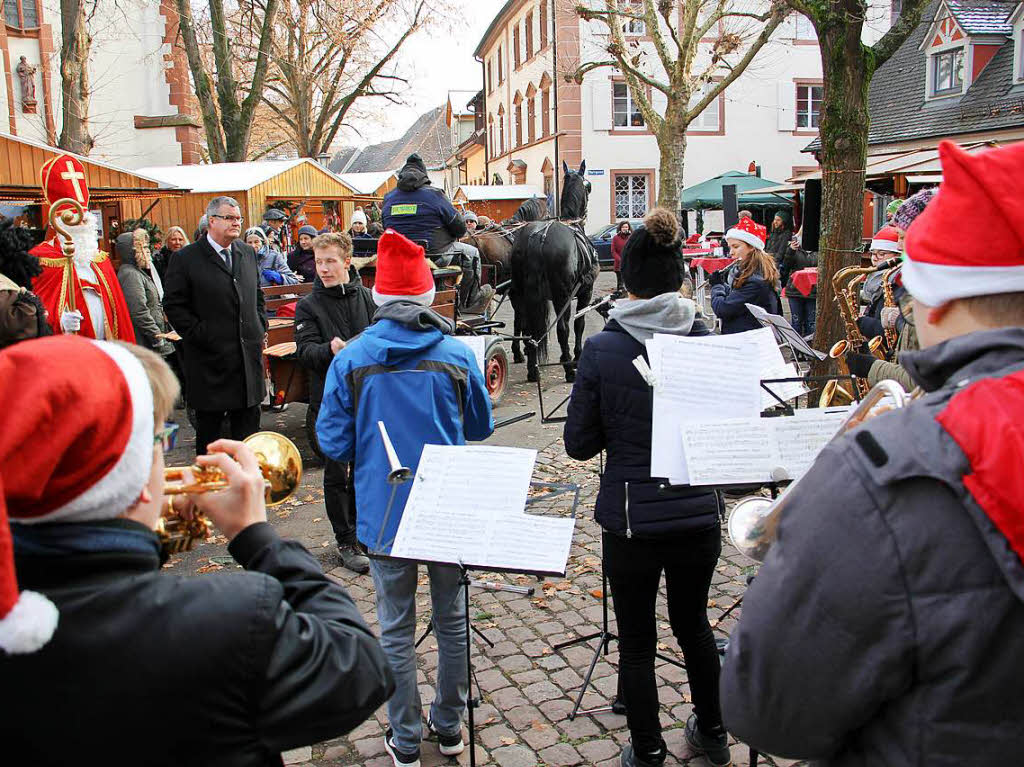 Weihnachtsmarkt in Kenzingen: Eine Abordnung der Jungmusiker der Stadtkapelle Kenzingen umrahmte unter Leitung von Vizedirigent Andreas Vetter die Erffnung.