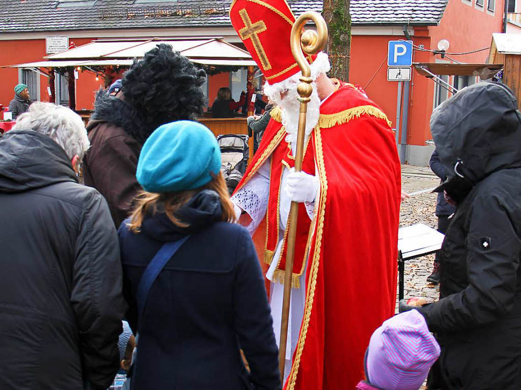 Weihnachtsmarkt in Kenzingen: Kleine Geschenke fr die Kinder hatte der Nikolaus im Auftrag von Stadt und Handels- und Gewerbevereinigung parat.