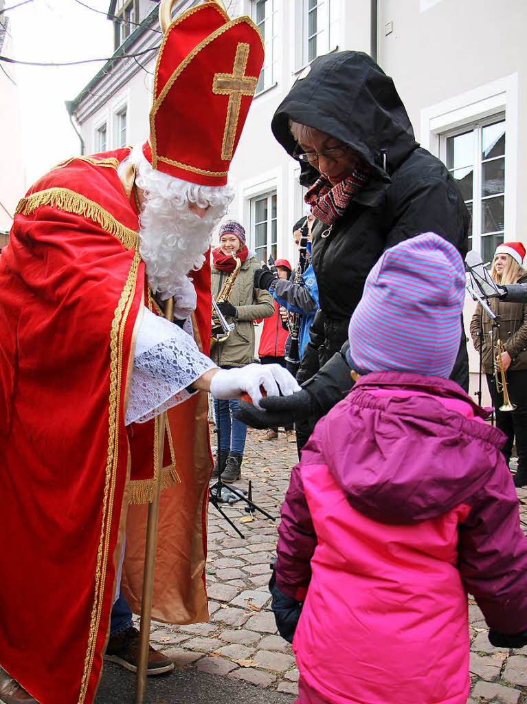 Weihnachtsmarkt in Kenzingen: Kleine Geschenke fr die Kinder hatte der Nikolaus im Auftrag von Stadt und Handels- und Gewerbevereinigung parat.