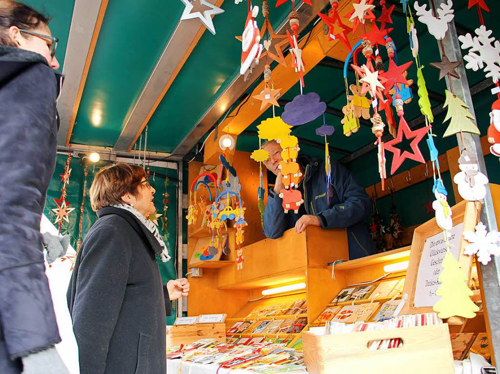 Weihnachtsmarkt in Kenzingen: Viel zu entdecken und jede Menge Geschenkideen prsentierten die Anbieter einmal mehr an den Stnden rund um die Kirche.