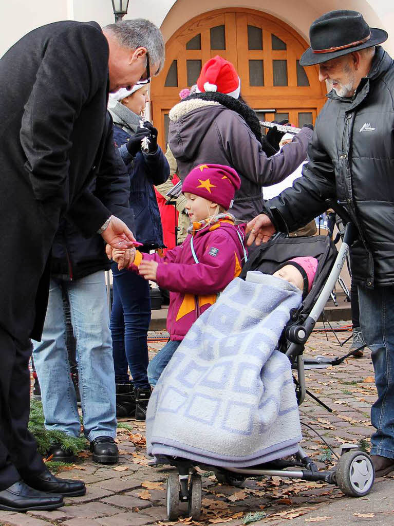 Weihnachtsmarkt in Kenzingen: Vom Brgermeister gab's zur Erffnung Freikarten frs Kinderkarussell.
