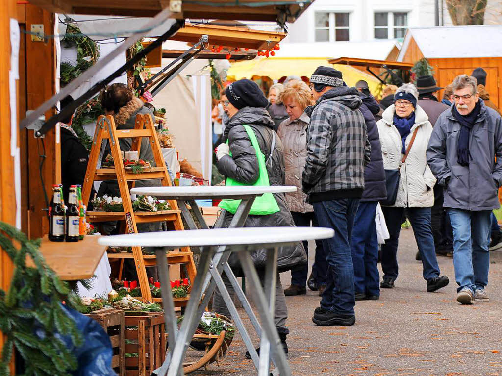 Weihnachtsmarkt in Kenzingen: Viel zu entdecken und jede Menge Geschenkideen prsentierten die Anbieter einmal mehr an den Stnden rund um die Kirche.